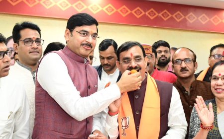 एमपी में चला मोदी मैजिक,प्रचंड बहुमत की ओर भाजपा,मिठाई खिला कर मनाई जा रही खुशी
