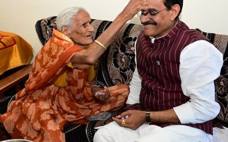 नामांकन से पहले बीजेपी प्रदेश अध्यक्ष वीडी शर्मा ने अपनी मां से लिया आशीर्वाद