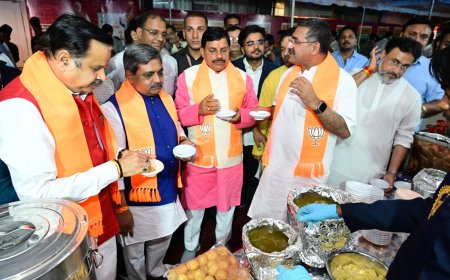 हाथों में प्लेट,मुंह में खट्टे मीठे पानी का स्वाद,पीछे से झांकते और अपनी बारी का इंतजार करते अन्य कार्यकर्ता,मतदान खत्म होने के बाद बीजेपी के वरिष्ठ नेताओं ने फुलकी का लिया मजा