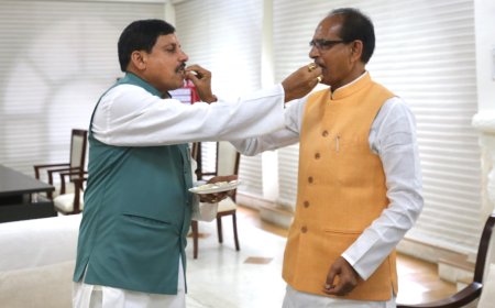 जब पूर्व और वर्तमान सीएम ने खिलाई एक दूसरे को मिठाई,और दोनों की नजरों ने एक दूसरे से किए कई सवाल