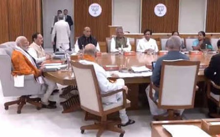ऐसा लगता है चाय की मिठास अब फीकी पड़ने लगी है,मीठी करने के चक्कर में चाय के फटने का डर भी है,लेकिन दूसरा कोई रास्ता भी नहीं