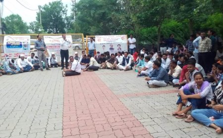 संविदा स्वास्थ्य कर्मियों ने अपनी मांगो को लेकर दिया धरना,किया काम बंद,घोषणा के बाद भी नहीं मिली नियमित कर्मचारियों के समान सुविधाएं