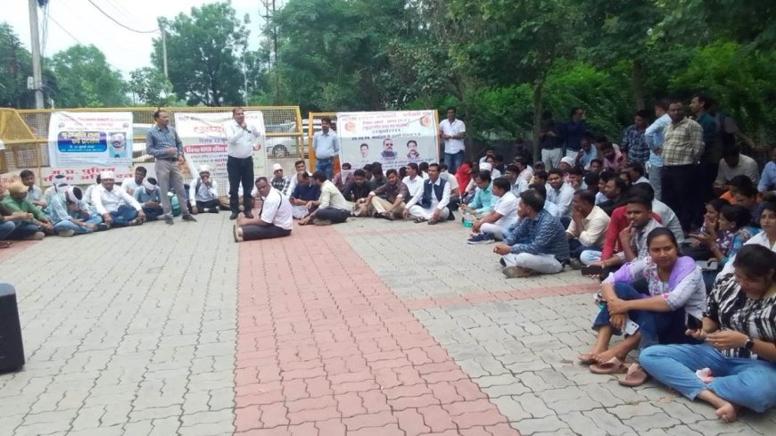 संविदा स्वास्थ्य कर्मियों ने अपनी मांगो को लेकर दिया धरना,किया काम बंद,घोषणा के बाद भी नहीं मिली नियमित कर्मचारियों के समान सुविधाएं