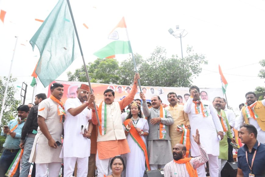 देश भक्ति की लौ जलाती दक्षिण-पश्चिम विधानसभा क्षेत्र में निकली,विशाल तिरंगा यात्रा,भगवानदास सबनानी ने किया नेतृत्व