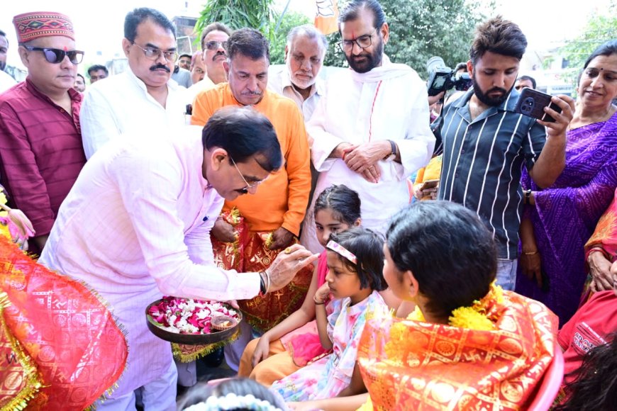 अधिकतम सदस्यता दिवस पर प्रदेश अध्यक्ष ने कन्या पूजन कर पंडाल में बनाया लोगों को भाजपा का सदस्य