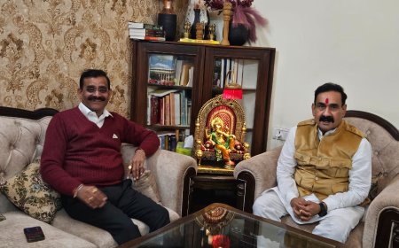 डॉ. नरोत्तम मिश्रा से मिले बीजेपी अध्यक्ष वीडी शर्मा,चांदनी रात और कड़कड़ाती ठंड में बढ़ी सियासी सिहरन