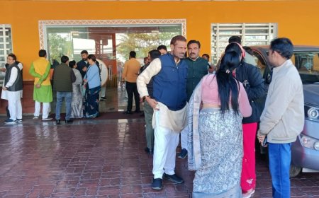 चला चली की बेला में रुखे-रुखे से हैं साहब,कोई मिलने जाए तो उससे ठीक से बात करने से भी कर रहे परहेज
