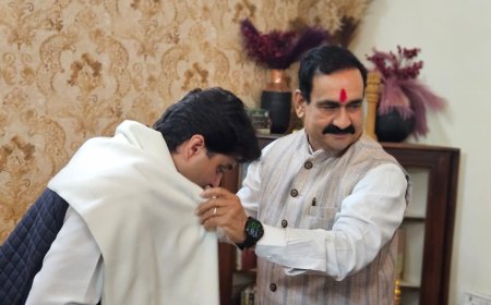 डॉ. नरोत्तम मिश्रा के निवास पहुंचे केन्द्रीय मंत्री ज्योतिरादित्य सिंधिया,बंद कमरे में आधे घंटे की बात