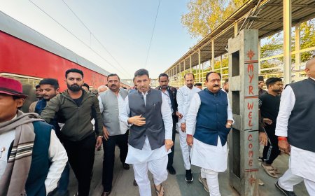 मुकेश नायक ‘सनातनियों’ का अपमान करते हैं और कांग्रेस के वरिष्ठ नेता प्रयागराज में डुबकी लगाते हैं