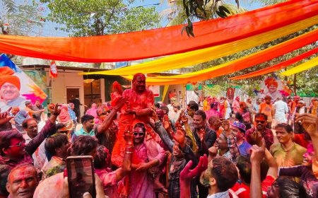 पंचमी के रंग में रंगे 'भगवान' कार्यकर्ताओं के साथ खेला रंग और गुलाल