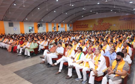 वीडी शर्मा की पदाधिकारियों को दो टूक,'केवल मोबाइल पर मत रहिए जनता के बीच जाइए और सरकार के योजनाओं की जानकारी दीजिए