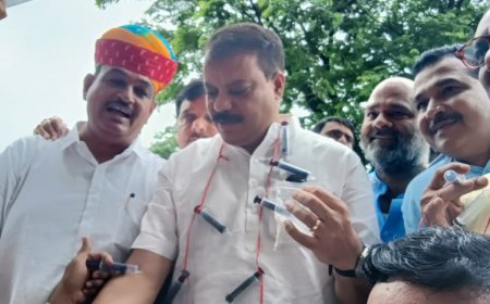 हाथ में 'ड्रग्स' की पुड़िया और गले में ड्रग इंजेक्शन का हार पहन विधानसभा पहुंचे कांग्रेस विधायक