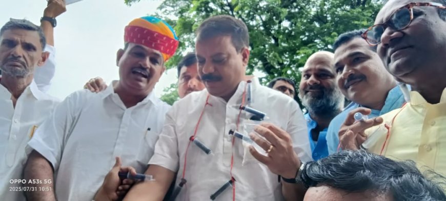 हाथ में 'ड्रग्स' की पुड़िया और गले में ड्रग इंजेक्शन का हार पहन विधानसभा पहुंचे कांग्रेस विधायक