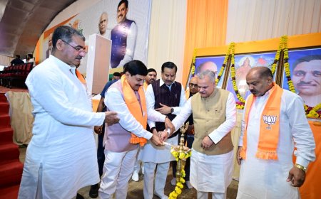 रावण साधु के वेश में आता है,कांग्रेस के लोग संविधान की किताब लेकर आते हैंःसीएम यादव का बयान