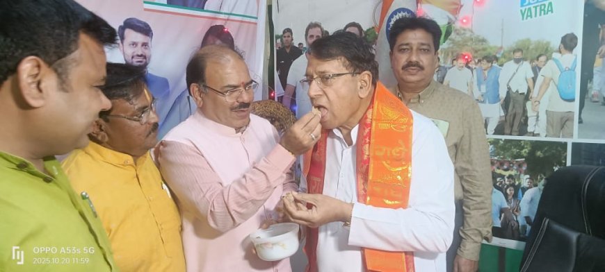 जब एक दूसरे के गले मिले राजनीतिक विरोधी पीसी और भगवान,दोनों ने एक-दूसरे को मिठाई खिलाई और खुशियां मनाईं