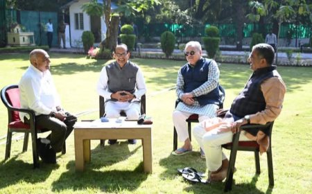 मोहन खजुराहो में इधर 'मामा' ने कर दिया खेला गुनगुनी धूप में बैठे चारों नेताओं ने तैयार की निगम-मंडल की पृष्ठभूमि