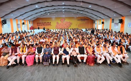 कमल के 'तालाब' में जमी काई को साफ करने की चल रही कवायद