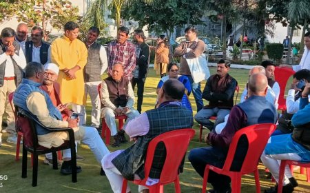 बीजेपी में कार्यकर्ता अपने 'हित' पर 'आनंद' से चर्चा करते हुए कहते हैं भाई साहब हमें पार्टी से काम ही नहीं मिल रहा