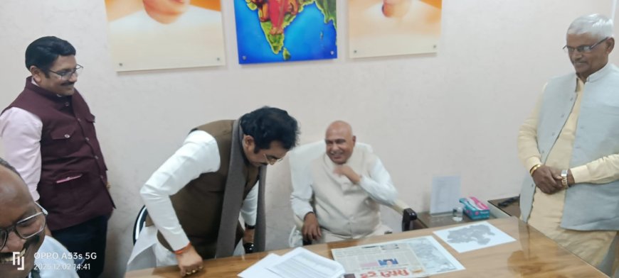 बीजेपी अध्यक्ष हेमंत खंडेलवाल की विनम्रता के आगे 'झुके' मंत्री कार्यकर्ताओं से कर रहे संवाद