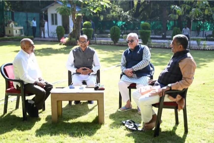 मोहन खजुराहो में इधर 'मामा' ने कर दिया खेला गुनगुनी धूप में बैठे चारों नेताओं ने तैयार की निगम-मंडल की पृष्ठभूमि