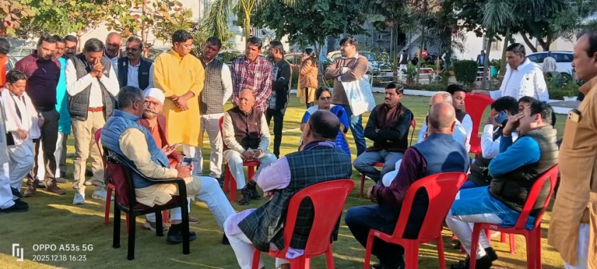 बीजेपी में कार्यकर्ता अपने 'हित' पर 'आनंद' से चर्चा करते हुए कहते हैं भाई साहब हमें पार्टी से काम ही नहीं मिल रहा