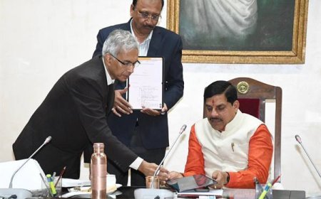मोहन कैबिनेट हुई 'डिजिटल' सीएम ने सभी मंत्रियों के हाथ में थमाया 'टैबलेट' कहा सभी लोग अपने विभागों से रहें 'अपडेट'