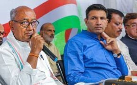 इंदौर मामले में सरकार के साथ 'मैनेज्ड' कांग्रेस पार्टी के अंदर चल रही लड़ाई को खुद सड़क पर उतार रही