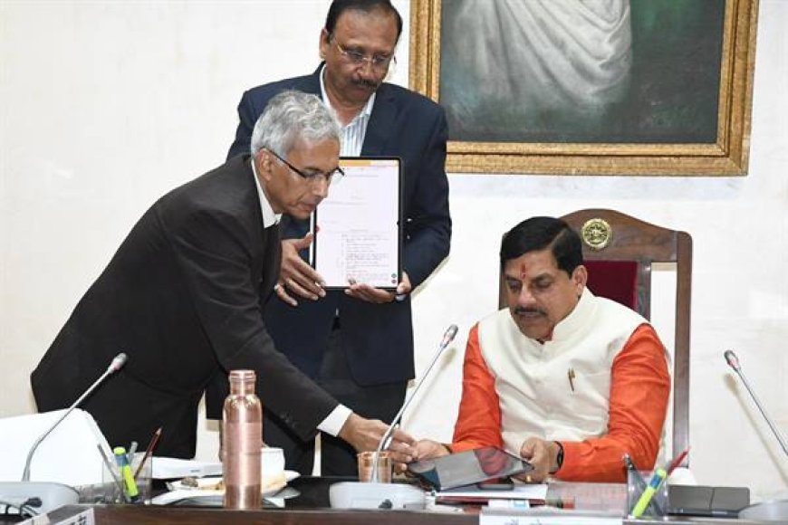 मोहन कैबिनेट हुई 'डिजिटल' सीएम ने सभी मंत्रियों के हाथ में थमाया 'टैबलेट' कहा सभी लोग अपने विभागों से रहें 'अपडेट'