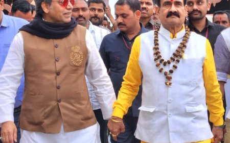 डबरा के नवग्रह शक्तिपीठ पहुंचे फिल्म अभिनेता आशुतोष राणा ने पूर्व गृह मंत्री डाक्टर नरोत्तम मिश्रा को बताया गुरु भाई