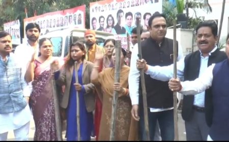 कांग्रेस कार्यालय के बाहर 'लाठियों' से मेहमानों का स्वागत करते नजर आए कांग्रेसी