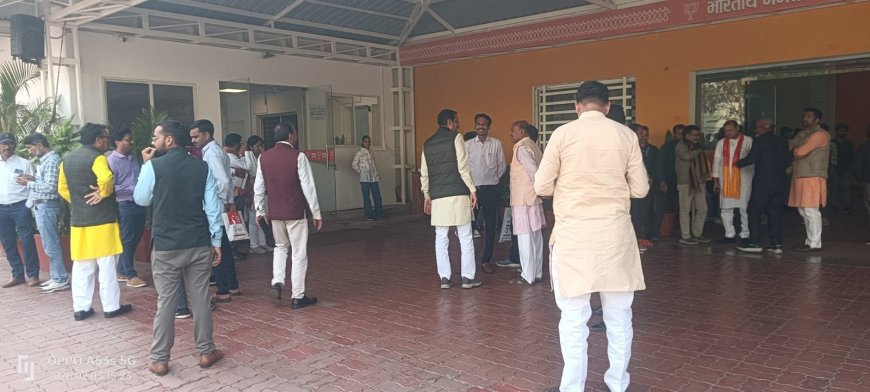 हितानंद शर्मा की बिदाई के बाद बढ़ी बीजेपी कार्यालय में कार्यकर्ताओं की सक्रियता 'कोरग्रुप' की बैठक भी है प्रस्तावित