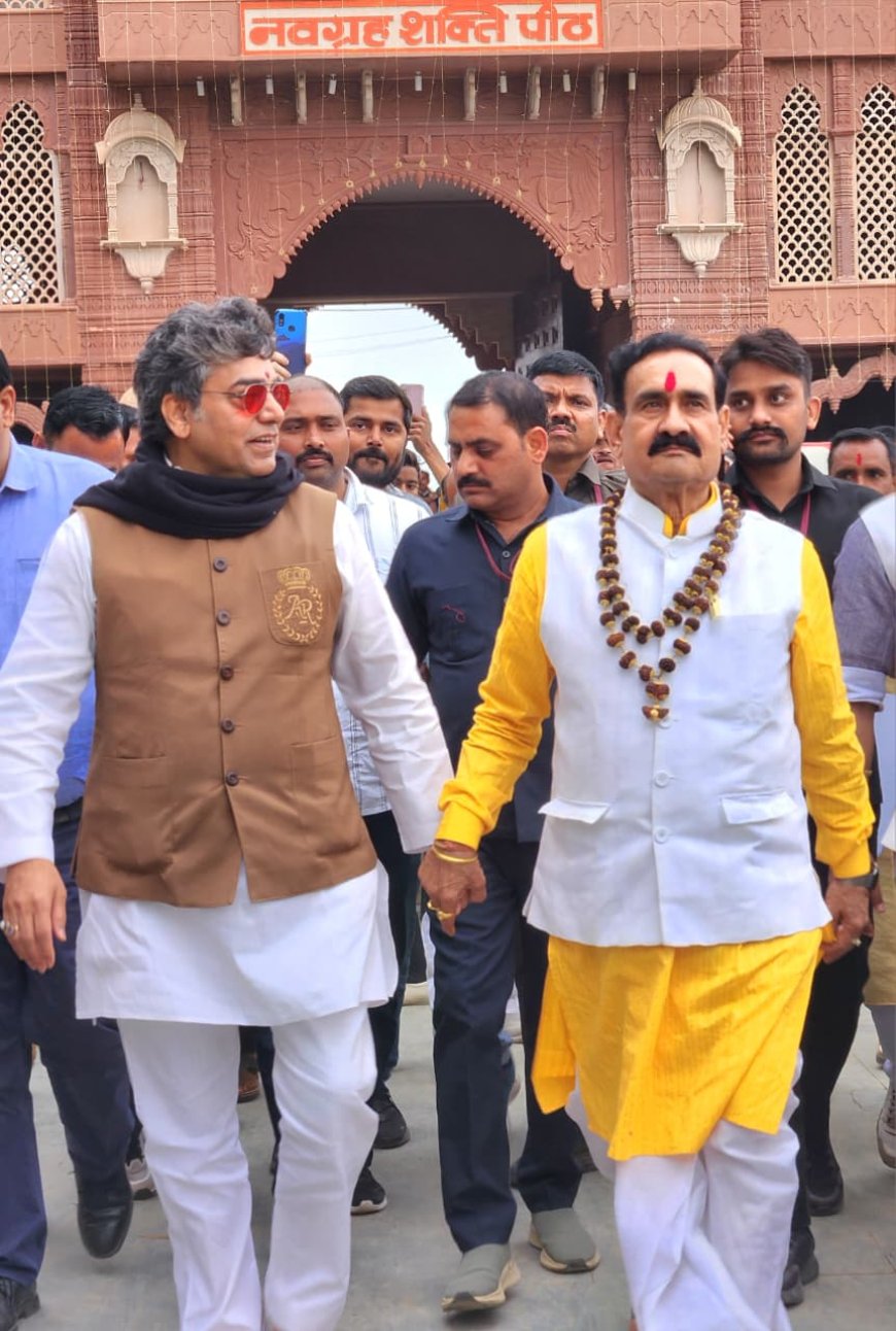 डबरा के नवग्रह शक्तिपीठ पहुंचे फिल्म अभिनेता आशुतोष राणा ने पूर्व गृह मंत्री डाक्टर नरोत्तम मिश्रा को बताया गुरु भाई