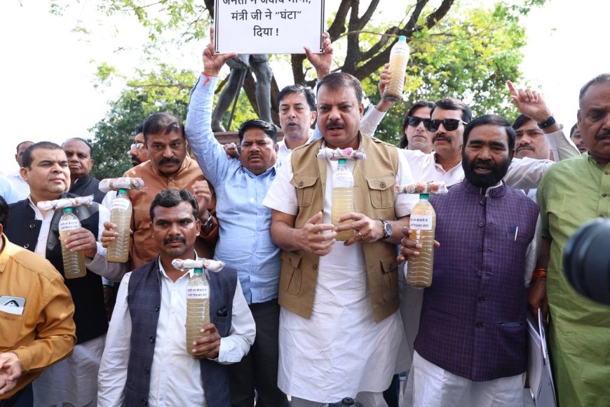कांग्रेस विधायकों का सदन के बाहर हंगामा और अंदर बोलती बंद आखिर पक्ष विपक्ष का ये रिस्ता क्या कहलाता है