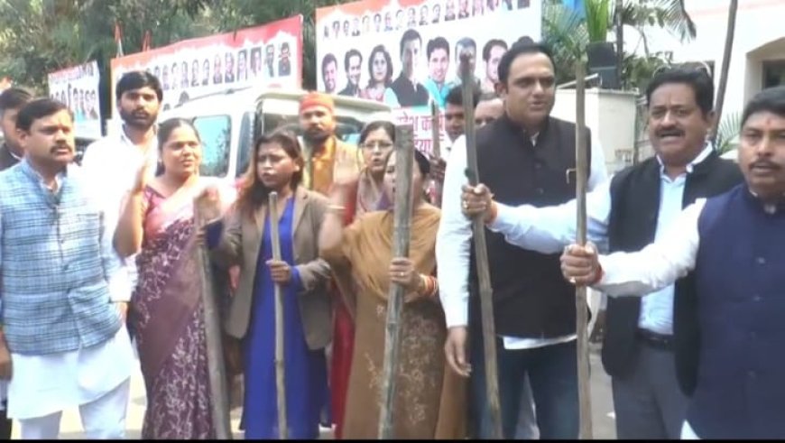कांग्रेस कार्यालय के बाहर 'लाठियों' से मेहमानों का स्वागत करते नजर आए कांग्रेसी