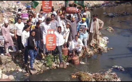 यूथ कांग्रेस ने नाले से घरेलू गैस भरने का तैयार किया फार्मूला देखिए मुखबिर पर कैसे भरा जा रहा सिलेंडर