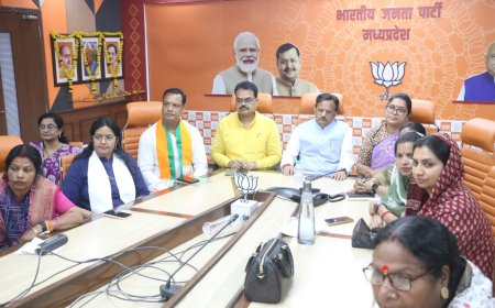राजेन्द्र शुक्ल ने बदली 'चाल' पीएम मोदी का संबोधन सुनने पहुंचे प्रदेश कार्यालय देर से ही सही साहब ने 'जमीन पर कदम रखा'