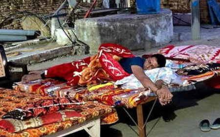 'विलेज स्टे' के लिए गांव पहुंचे कलेक्टर एसपी की फोटो हुई वायरल कुएं के पास खटिया में सोए कलेक्टर