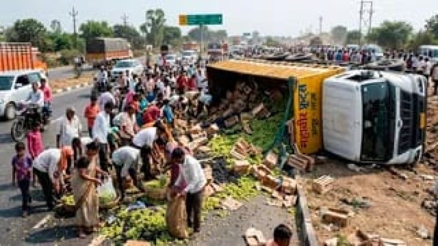 फ्री का अंगूर लूटने की ऐसी होड़ मची जिसके लिए सामान्य क्या और VVIP क्या जिसने देखा उसी ने लूटा