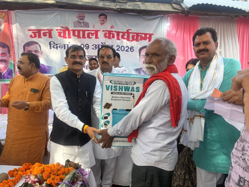 गांव चलो अभियान के तहत पूर्व अध्यक्ष वीडी शर्मा ने लगाई 'जन चौपाल' हितग्राहियों से सीधे किया संवाद