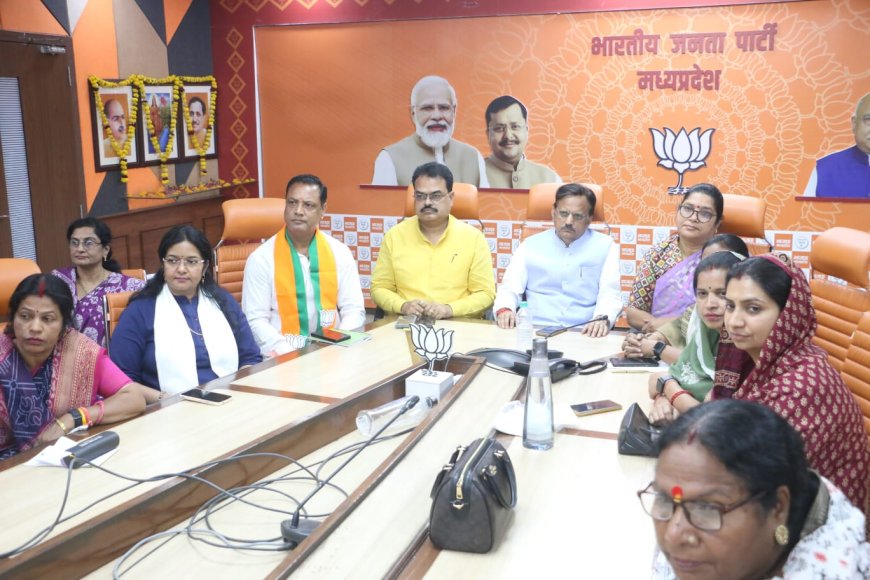 राजेन्द्र शुक्ल ने बदली 'चाल' पीएम मोदी का संबोधन सुनने पहुंचे प्रदेश कार्यालय देर से ही सही साहब ने 'जमीन पर कदम रखा'
