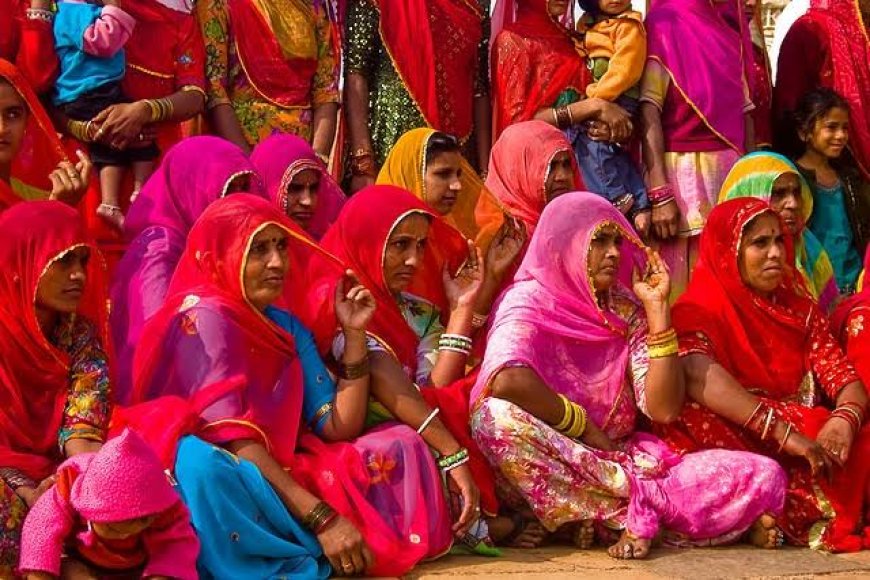 जिस देश में 15 सौ रुपये में सरकार बनती है उस देश में नारी सशक्तिकरण की बात होती है लेकिन बेरोजगारी मुद्दा नहीं होती
