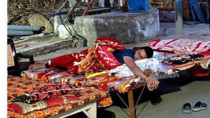 'विलेज स्टे' के लिए गांव पहुंचे कलेक्टर एसपी की फोटो हुई वायरल कुएं के पास खटिया में सोए कलेक्टर