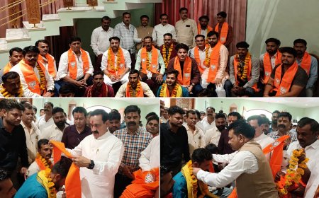 उप चुनाव से पहले कांग्रेस मुक्त होने की कगार पर दतिया सैकड़ों की संख्या में कांग्रेस कार्यकर्ता भाजपा में हुए शामिल