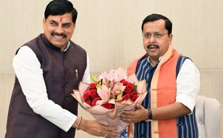 ये मुलाकात सिर्फ पुष्प गुच्छ तक सीमित है या फिर सियासी गलियारे में सनसनी पैदा करना मक्सद पढ़िए मुखबिर पर पूरी खबर