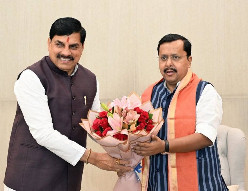 ये मुलाकात सिर्फ पुष्प गुच्छ तक सीमित है या फिर सियासी गलियारे में सनसनी पैदा करना मक्सद पढ़िए मुखबिर पर पूरी खबर