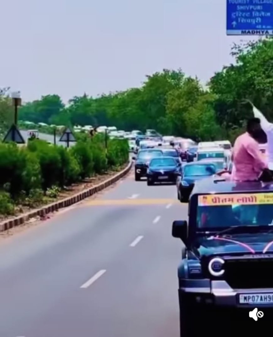 ये है प्रीतम लोधी का काफिला जिन्होंने 'कसम' खाई है कि मोदी की बात और भाजपा के अनुशासन को तकिया में ही डाल कर सोऊंगा