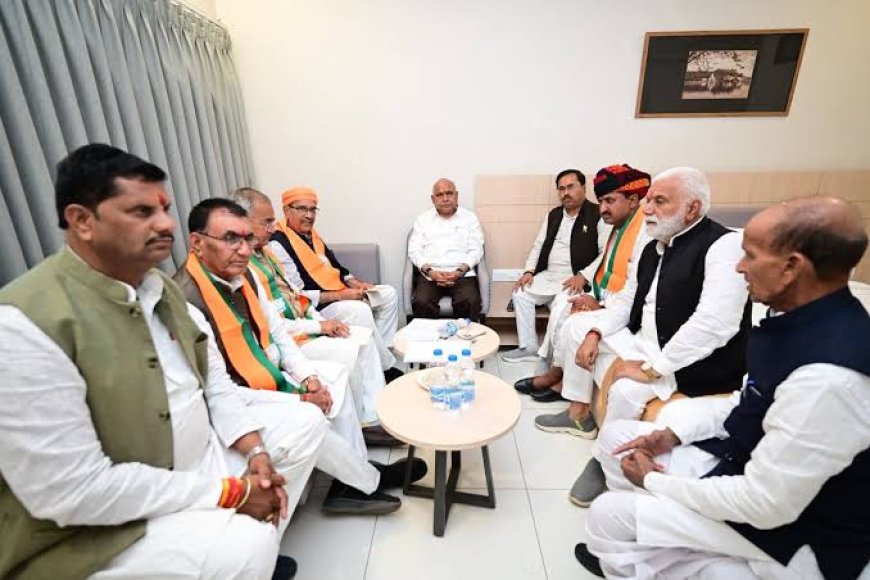 ओबीसी और आदिवासियों के सामने 'घुटने' टेकती भाजपा से दूर होता सवर्ण 'कॉकरोच' के आने से यूथ वर्ग भाजपा से कर रहा पलायन