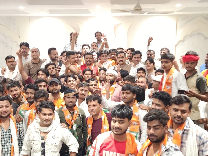 दतिया में उपचुनाव की आहट के बीच सैकड़ों की संख्या में कांग्रेस कार्यकर्ताओं ने थामा भाजपा का दामन