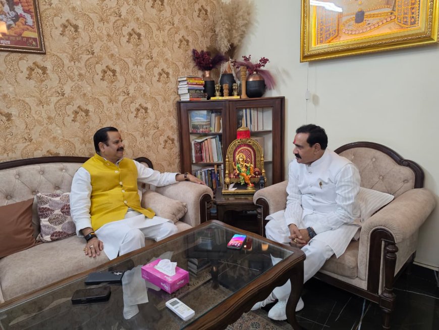 बीजेपी के प्रदेश प्रभारी महेन्द्र सिंह पहुंचे डॉक्टर नरोत्तम मिश्रा के निवास बंद कमरे में करीब आधे घंटे की मुलाकात