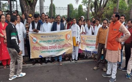 संविदा स्वास्थ्य कर्मियों की हड़ताल पर 'दमनकारी' रणनीति अपनाएगी सरकार हड़ताल में जाने वालों की होगी सेवा समाप्त